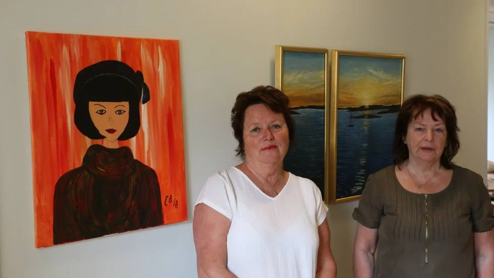 Christina Bergh och Solveig Andersson stäler ut sina målningar på Skeppet i Målilla under Konst- och kulturveckan.