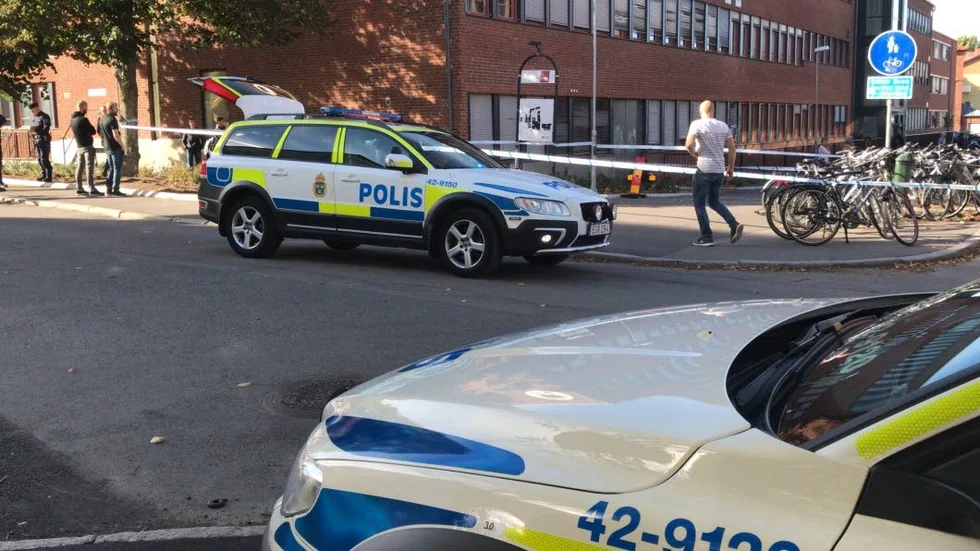 Polisen spärrade av ett område utanför Berzeliusskolan.