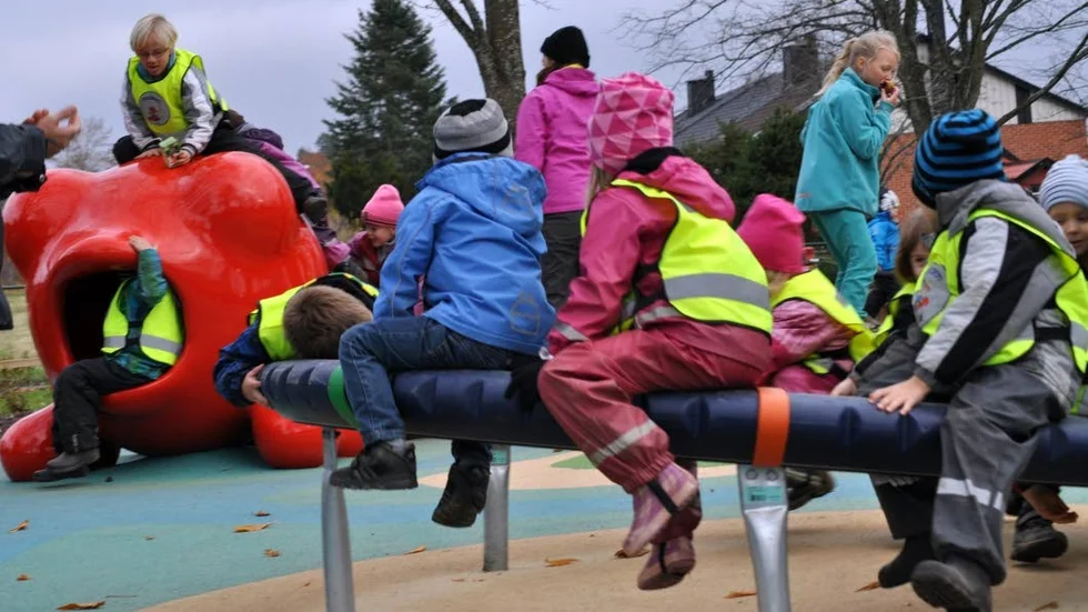 Rädda Barnen vill se att kommunerna skapar en kostnadsfri och meningsfull fritid för barnen i Norrbotten i sommar.