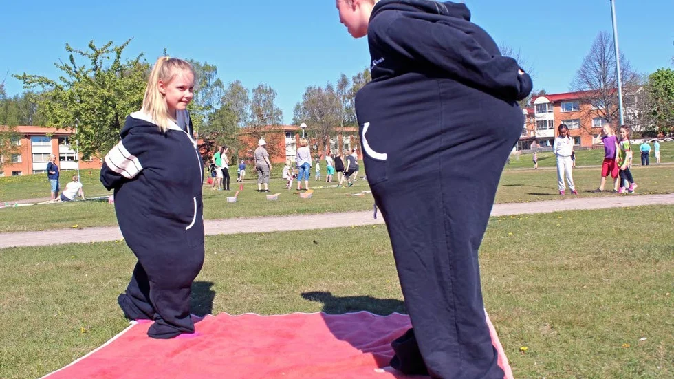 SUMOBROTTNING. Julia Brandt och Stephanie Lundgren gör sig redo för sumobrottningsmatch.