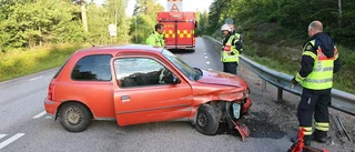 Bil krockade med vägräcke på E22