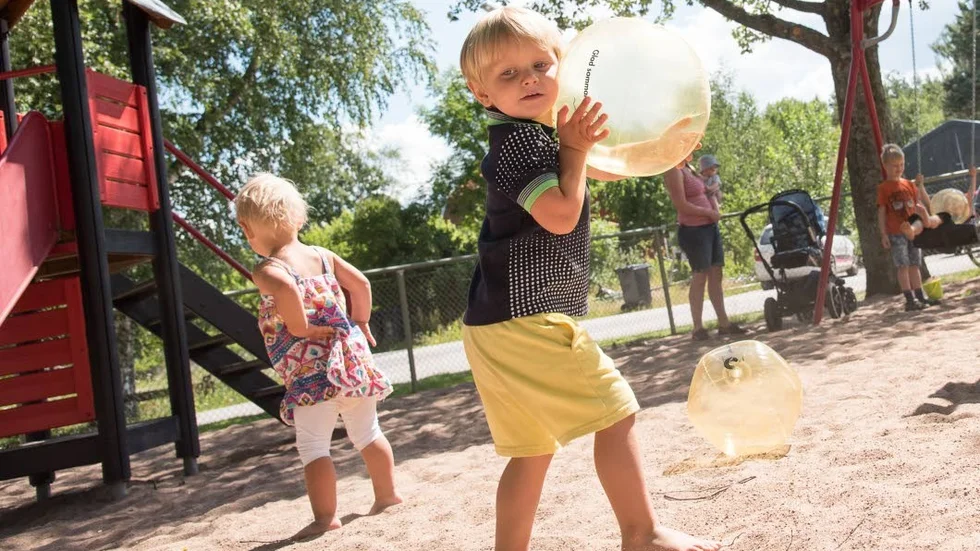 Sand. Ossy bor bara några minuter från lekparken och gillar att springa barfota i sanden.