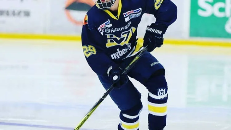 TV-pucken. August Åhman tidigare VIK spelar numera för HV71 har blivit uttagen till TV-pucken.