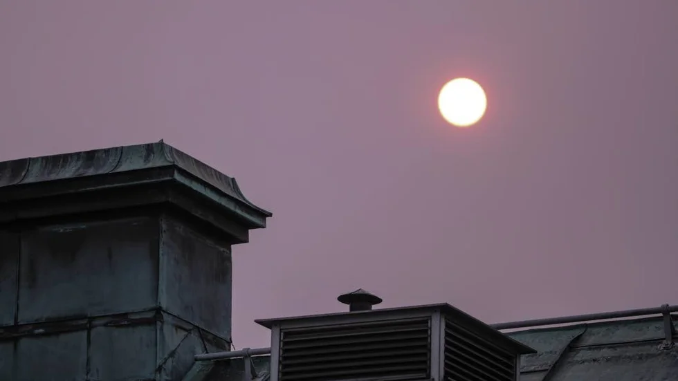 Solen fick en annorlunda färg under tisdagen.