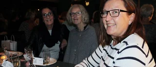 Hundra tjejer – på samma ställe
