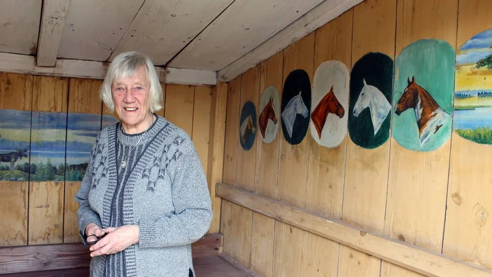 Inga Britta Adolfsson visar upp prosten Nils Hägg målningar i dasset.
