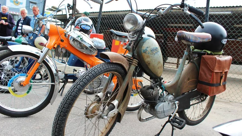 Västervik. Många olika modeller representerades på Mopedrallyt.