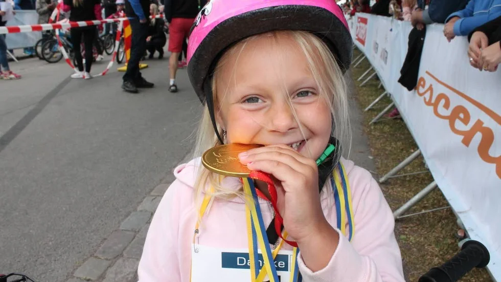 Alicia Lundqvist Carlsson efter att ha cyklat i mål.