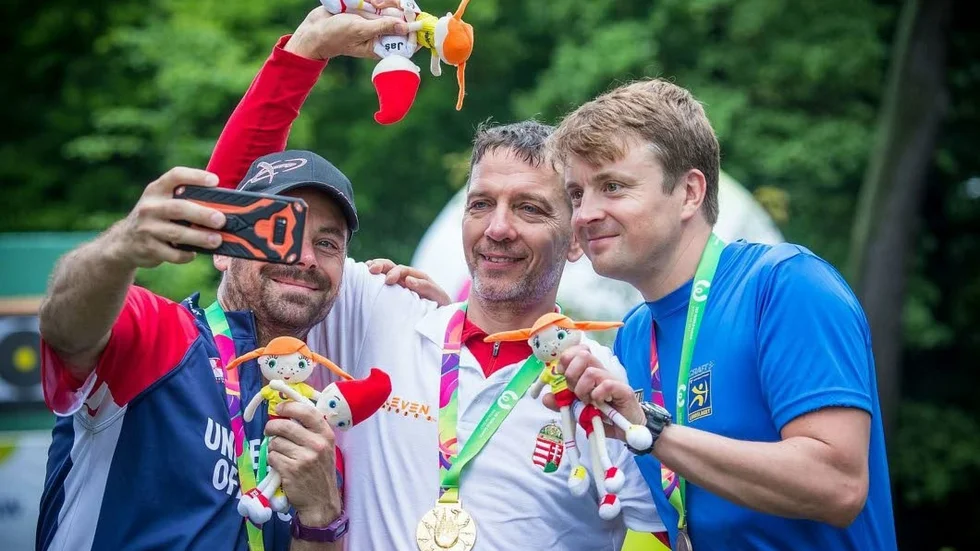 Martin Ottosson (höger) poserar med bronsmedaljen i World Games. Vann gjorde ungraren Istvan Kakas och silvret tog amerikanen John Demmer III.
