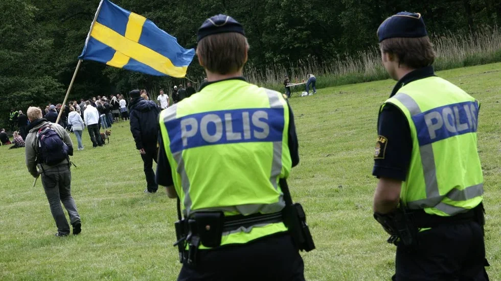 Tillåts. Flera kommuner har haft svårt att stoppa nazistdemonstrationer på samma allmänna plats där Västervik vill förbjuda cirkusar med vilda djur.