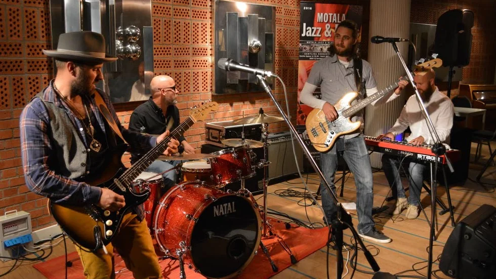 Självsvängning. Erik Hörberg Band från Hässleholm startade jazz- och bluessäsongen på Sjöbris i lördags kväll.