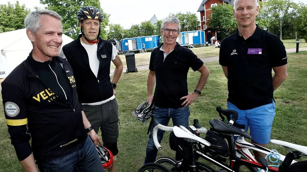 Glada cyklister. Peter Fagrell, Mats Eriksson och Per Skoglund från Stockholm och Tore Listou från norska Halden blir ännu gladare om de cyklar under tio timmar.