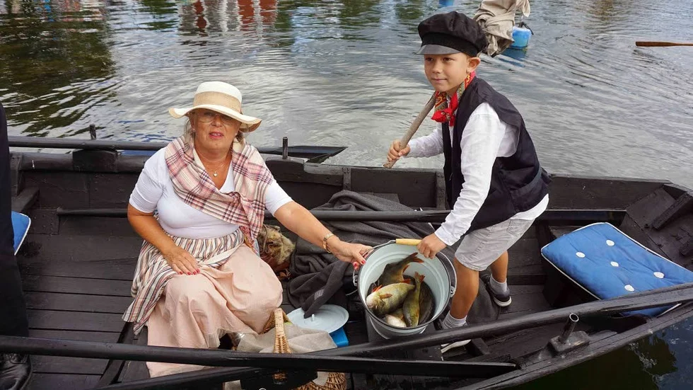 Fångst. Yvonne Nyman och Sigge Fridell kom till hamnen med nyfångade abborrar.