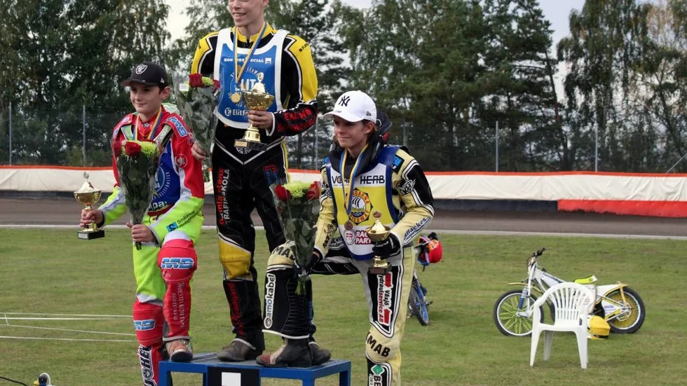 Prispallen. Erik Ivarsson, i mitten, vann DM. Tvåa kom Lucas Woentin, till vänster, och Gottfrid Erlandsson kom trea