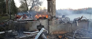 Tvåvåningsvilla totalförstörd i brand