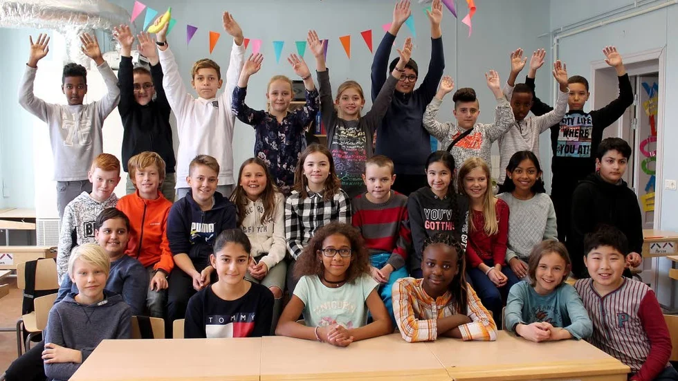 Eleverna i klass 5A på Engelska skolan i Linköping jublar över att få åka till Stockholm och delta i Lilla Aktuell skola.