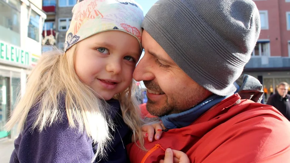 Moa, tre år, och pappa Joakim Hedov berättar att det blir ett firande med nära släktingar på hemmaplan i Linköping i år.