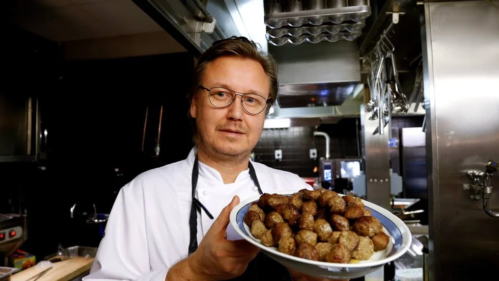 Smör. Conny Gustafsson steker köttbullarna i smör – som mormor gjorde.