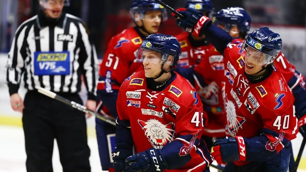 171230 Linkpings Mathis Olimb och Ken Andr Olimb jublar efter att Patrick Mullen (ej i bild) gjort 1-0-mlet  under ishockeymatchen i SHL mellan Linkping och Karlskrona den 30 december 2017 i Linkping.
Foto: PETER HOLGERSSON / BILDBYRN / Cop 102