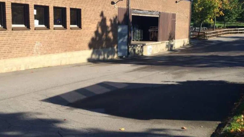 Brottsplats. På den här platsen vid Ekholmsskolan blev en tonårspojke rånad på sin jacka.