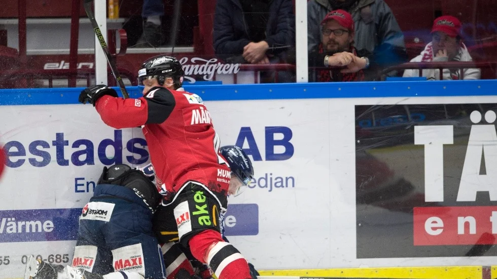 MALMÖ 20180104 
MalmösTuuka Mäntylä trycker upp Linköpings Derek Roy mot sargen under torsdagens ishockeymatch i SHL mellan Malmö Redhawks och Linköping HC i Malmö Arena. Foto: Björn Lindgren / TT / kod 9290