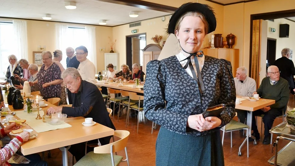 Iklädd tidsenliga kläder bjöd Emy Stahl på en musikalisk monolog om psalmförfattarinnan Lina Sandell.