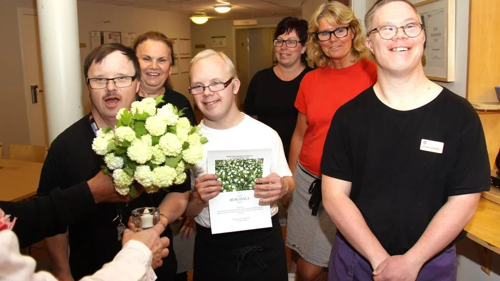 Hyllade. Medarbetarna vid Café Bergdala har fått mycket uppskattning genom åren. Nu vill handledarna Jenny Rydquist och Lena Schelander även ta hand om kafé och matsal på Kindagård.