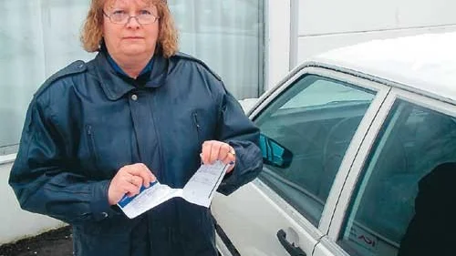I går rev Margareta Lindell sönder den felaktiga p-boten hon fick i december. Foto: Lars-Göran Bexell