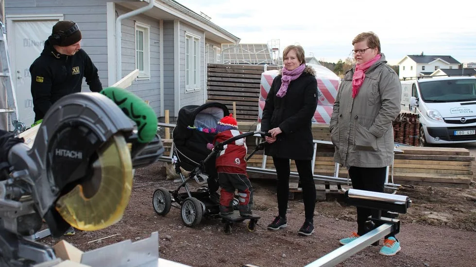 Byggboom. Philip Carlsvärd är en av nybyggarna som välkomnas av Nykilsborna Carina Munter och Johanna Sjöberg. Carinas dotter Elsa hälsar på lillasyster Viola i vagnen.