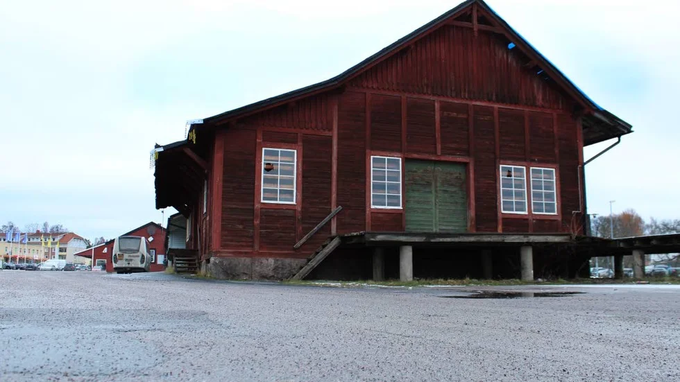 Nybygge. En mataffär ska byggas där det gamla godsmagasinet nu står.