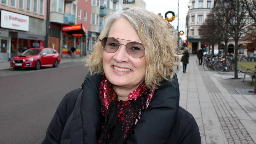 Monica Höglund, 56 år, tandsköterska
Vad tycker du om den nya lagen?
"Jag tycker att den känns helt okej. Fokus på bilkörningen försvinner när man håller på och pillar med telefonen".
Handen på härtat, hur gör du själv?
"Det har väl hänt att jag tagit upp telefonen och svarat när jag suttit bakom ratten. Särskilt när barnen har ringt".