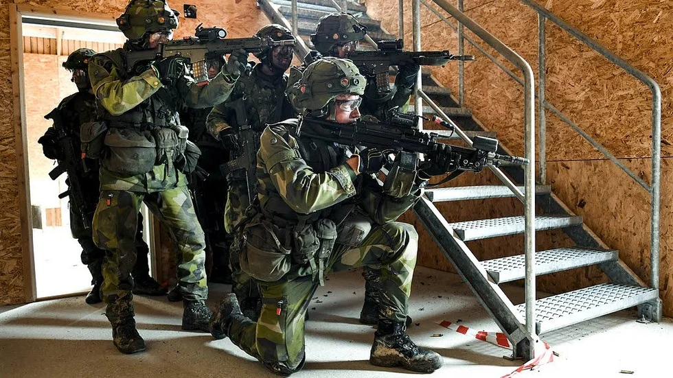 Försvarsmakten. Löfven utesluter inte mobilisering.