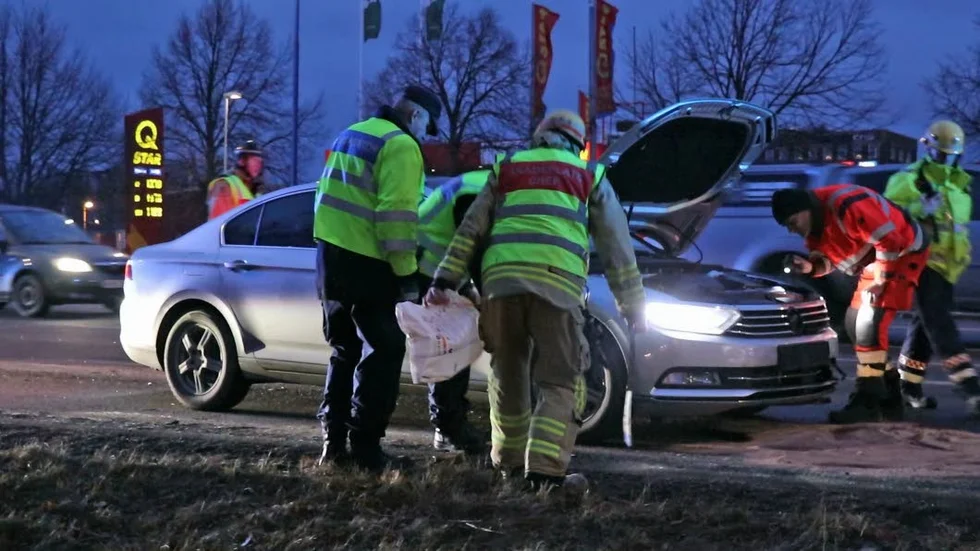 En person fick föras till sjukhus efter en kökrock på Ståthögavägen.