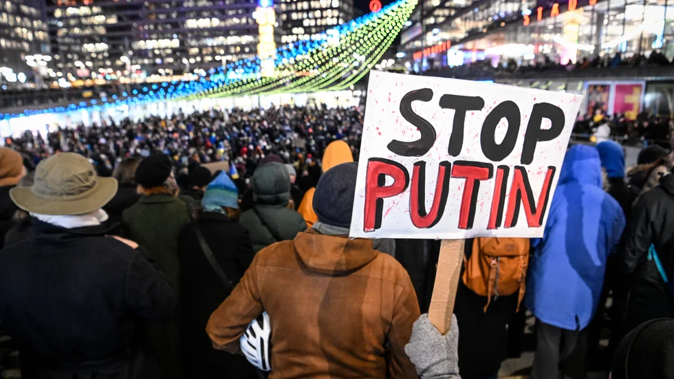 Demonstranter samlades vid en manifestation till stöd för Ukraina med anledning av Rysslands invasion.