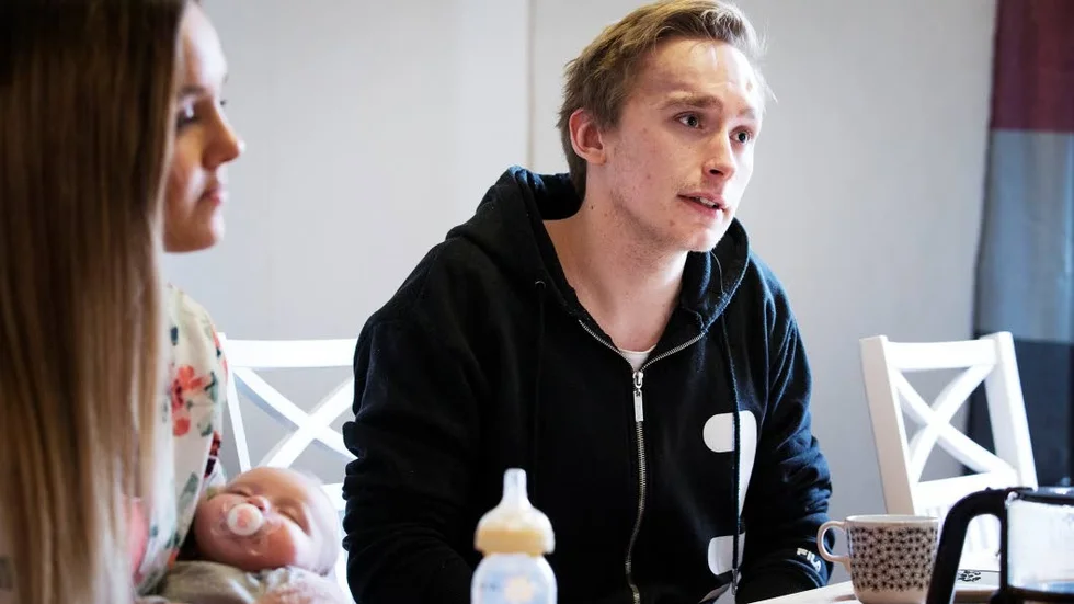 Omtumlande. 2015 och 2016 har varit kämpiga år för Erik Henriksson och hans Carolina. I väntan på nästa operation i Örebro är det lilla Elise som lyser upp hemma i Åsbro.