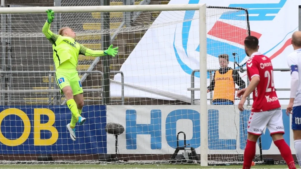 NORRKÖPING 20180415 Norrköpings målvakt Isak Pettersson räddar under söndagens allsvenska fotbollsmatch mellan IFK Norrköping och Kalmar FF på Östgötaporten
Foto: Jeppe Gustafsson / TT kod 60160
