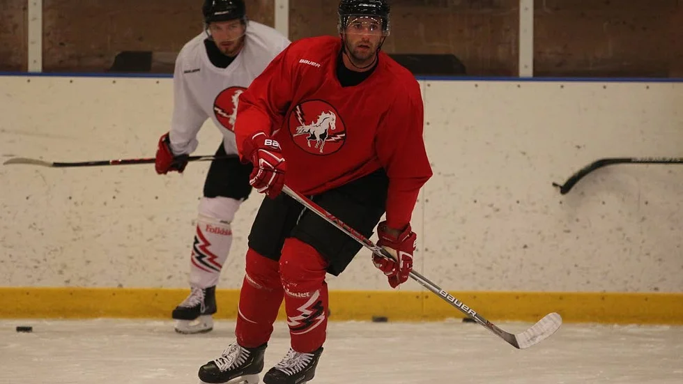 Amil Krupic har fått en ny syssla utöver att spela hockey – sälja säsongskort.