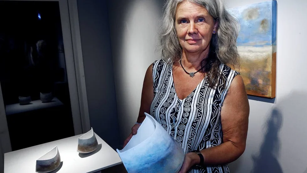 Keramikern och målaren Karin McKeogh visar sin konst i en utställning på Kulturverkstan K-ringen i Motala. Verket hon håller i heter "En farkost".