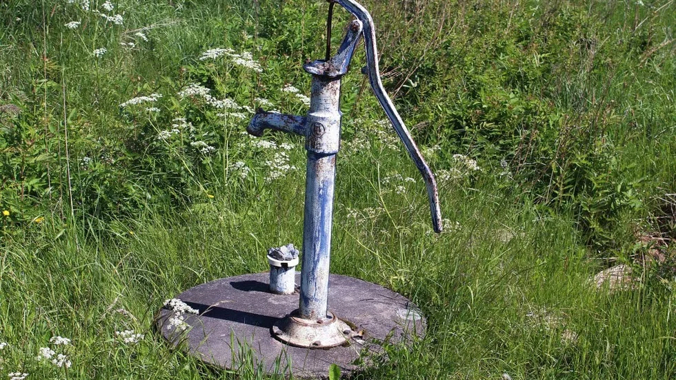 Påminnelse. De boende, såväl de fasta som sommargästerna, har borrade brunnar på Gränsö. Men det finns även bevarade minnen av gamla grävda brunnar.