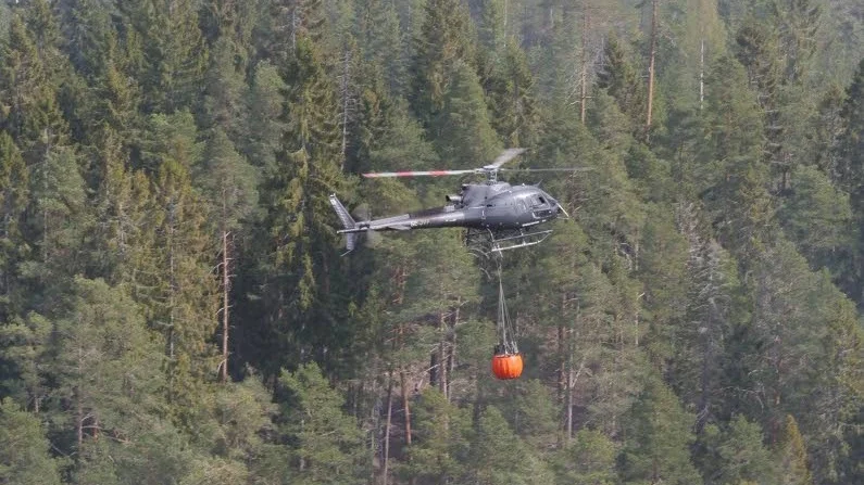 Helikoptrarna har varit ett viktigt vapen i kampen mot bränderna i Tjällmo och Godegård.