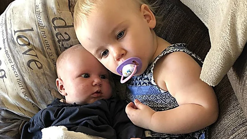 Bella och Alissa har vuxit upp ihop. 

"De är så sjukt tajta", säger Felicia Linnet.