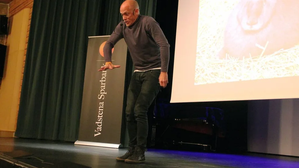 Handrörelser. Under onsdagen besökte han Vadstena. Hans föreläsningar går mycket ut på att röra sig på scenen.