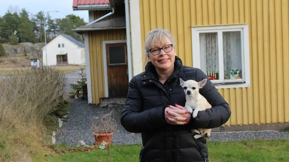 Nyinflyttad. Kristin, här med hunden Beverly, har bott permanent i Vråka sedan i somras.