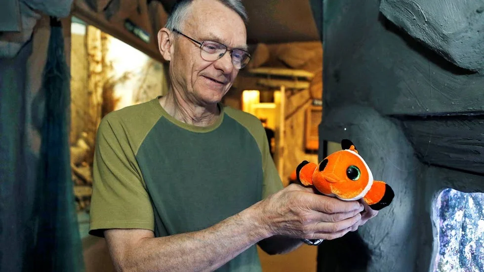 Alf Hultqvist på Vätternakvariet med Disneyvarianten av clownfisken Nemo.