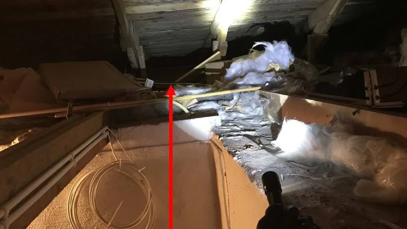 Polismannen klättrade upp och såg den misstänkta sopsäcken bakom en takbjälke.
