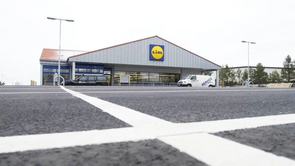 Ringde polisen. En kvinna upptäckte på tisdagen en bebis som lämnats i en bil på Lidls parkering. Hon ringde polisen som efter ett tag kom till parkeringen och skrev en rapport till socialtjänsten.