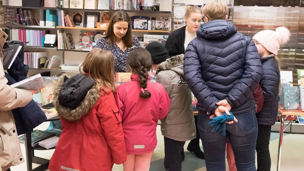 Skolbarn tar del av Opals utbud.