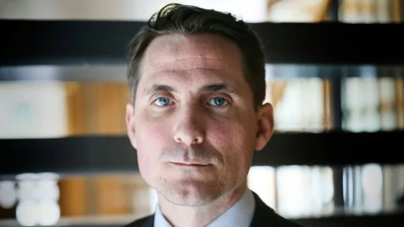 Brottmålsadvokat. Henrik Lindblom arbetar främst med brottmål men ägnar sig även åt affärsjuridik.
