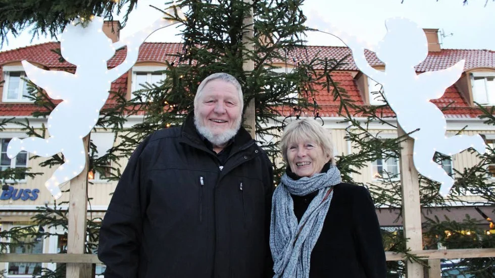 Julfirande. Roger Mörk och Lillemor Bokström fyller båda år på julafton och gemensamt i deras barndomshem var att de firade födelsedagen på förmiddagen och jul på eftermiddagen.