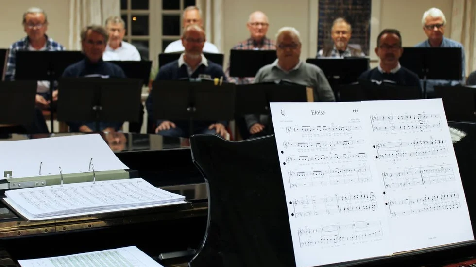 Schlager, pop, storbandsjazz, visor och psalmer. Cantuskören vågar sjunga det mesta.